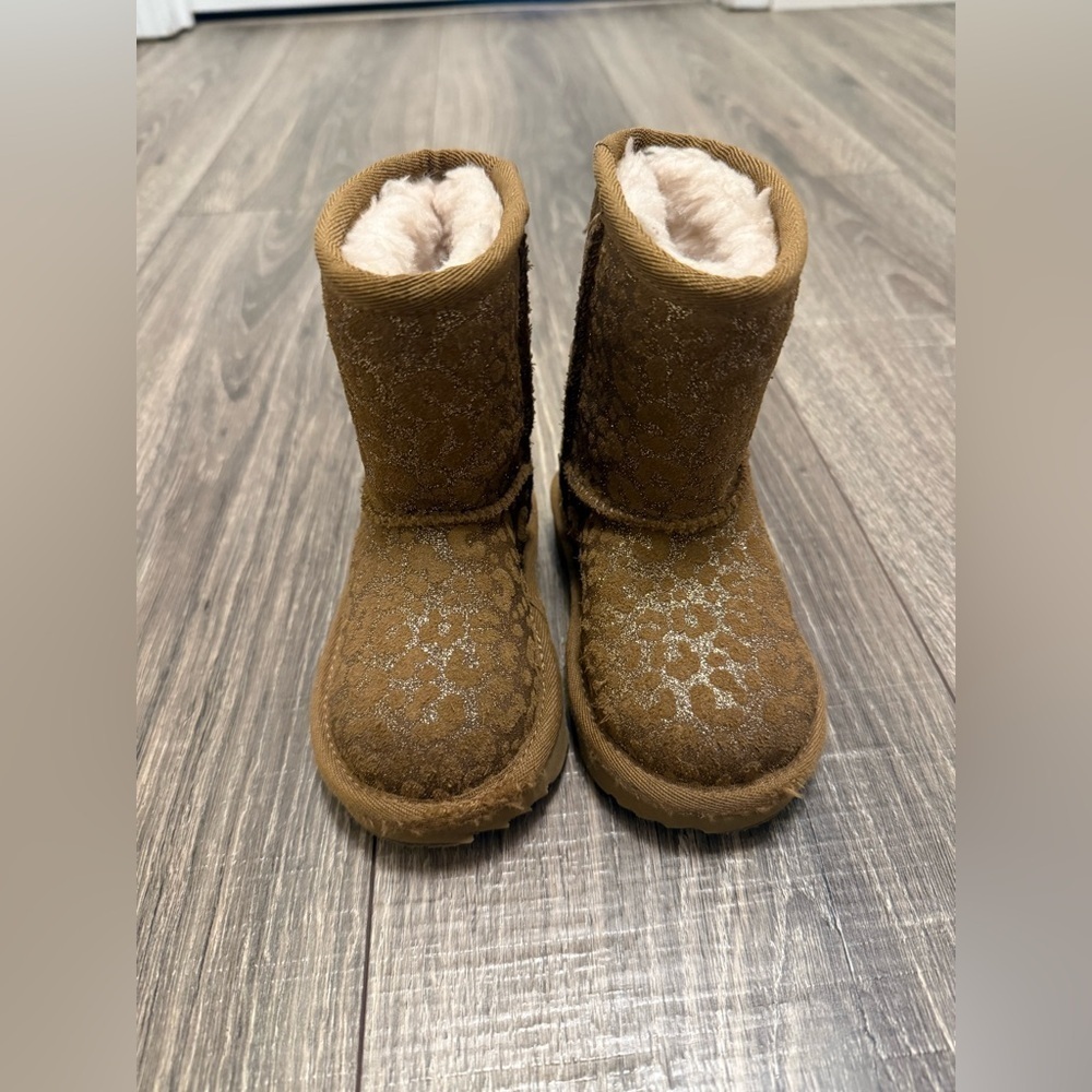UGG GIRLS CLASSIC II GLITTER LEOPARD Cheetah BOOT SIZE 6 KIDS CHESNUT